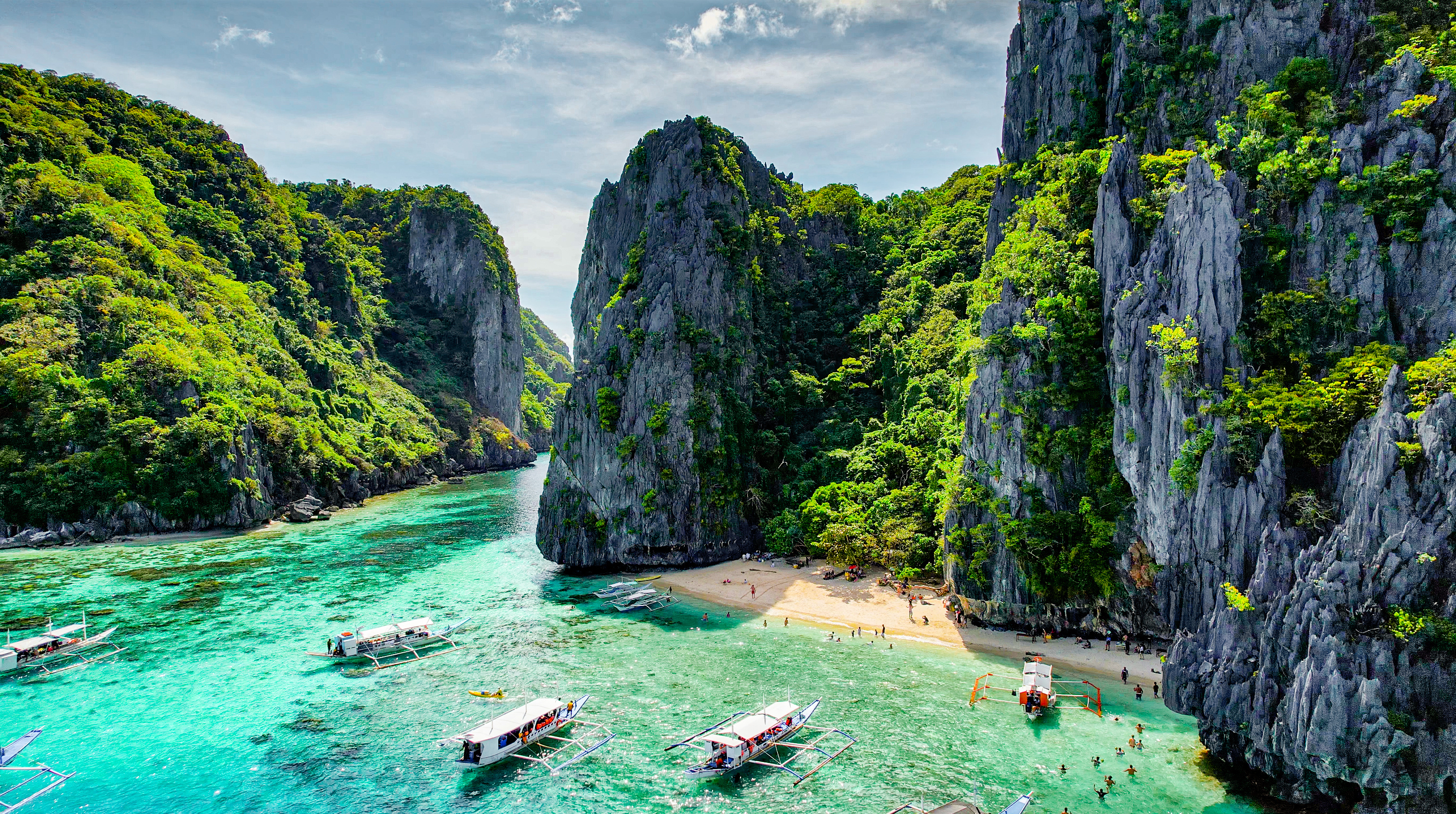 beach and cliffside in El Nido, Palawan, Philippines