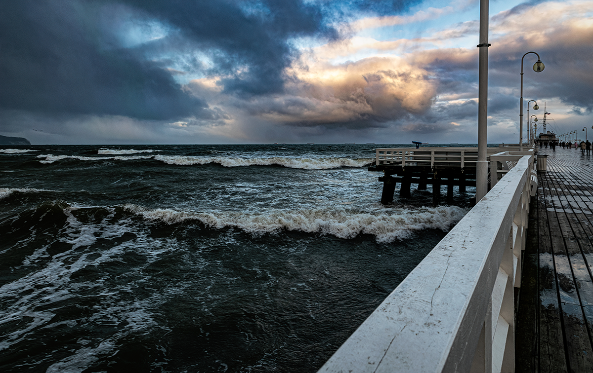 Strong waves at ocean pier